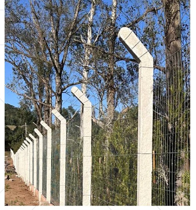 Mourão de concreto em cercamento com tela soldada