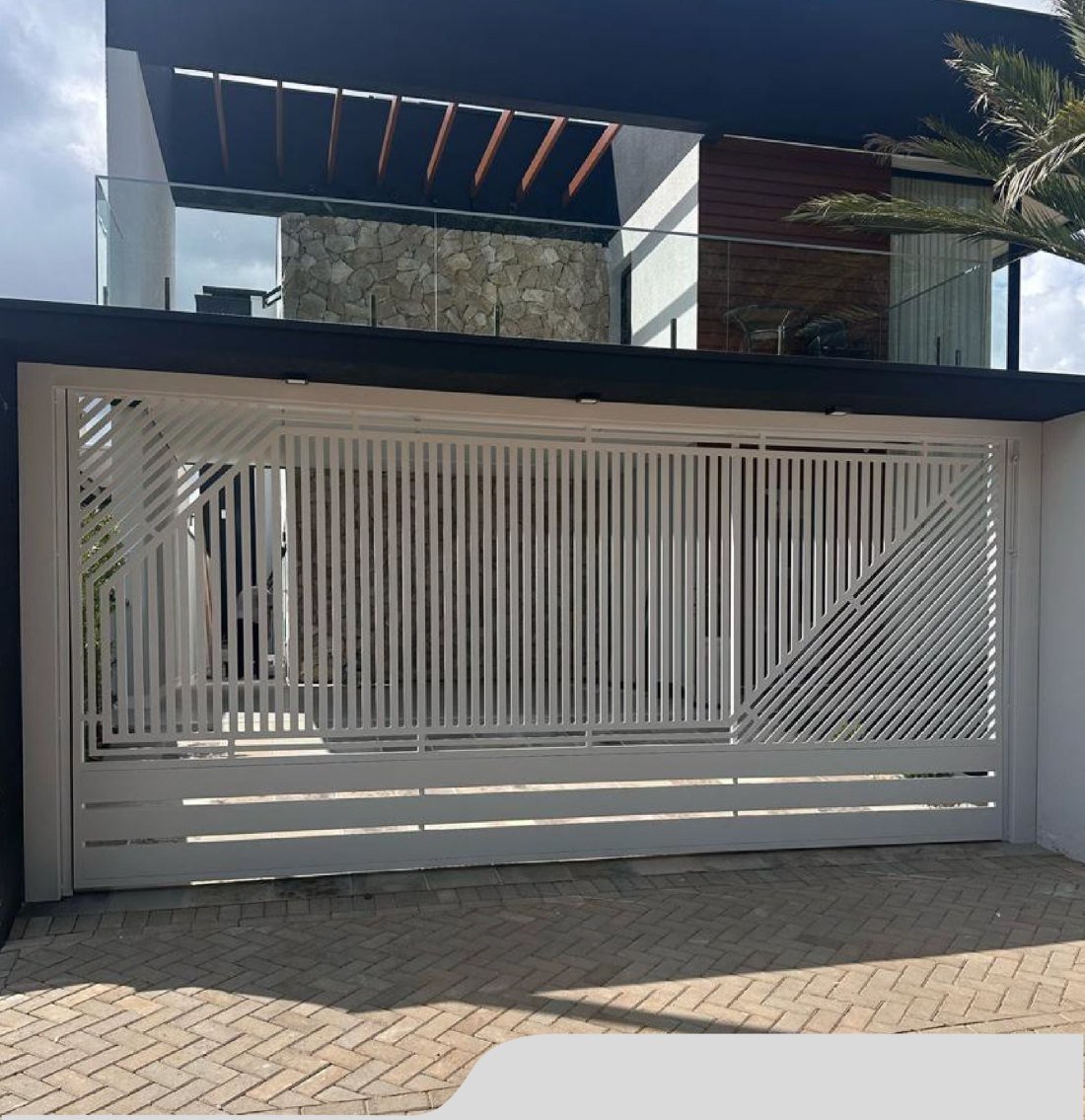 Portão sob medida em metal branco instalado pela Incotelas