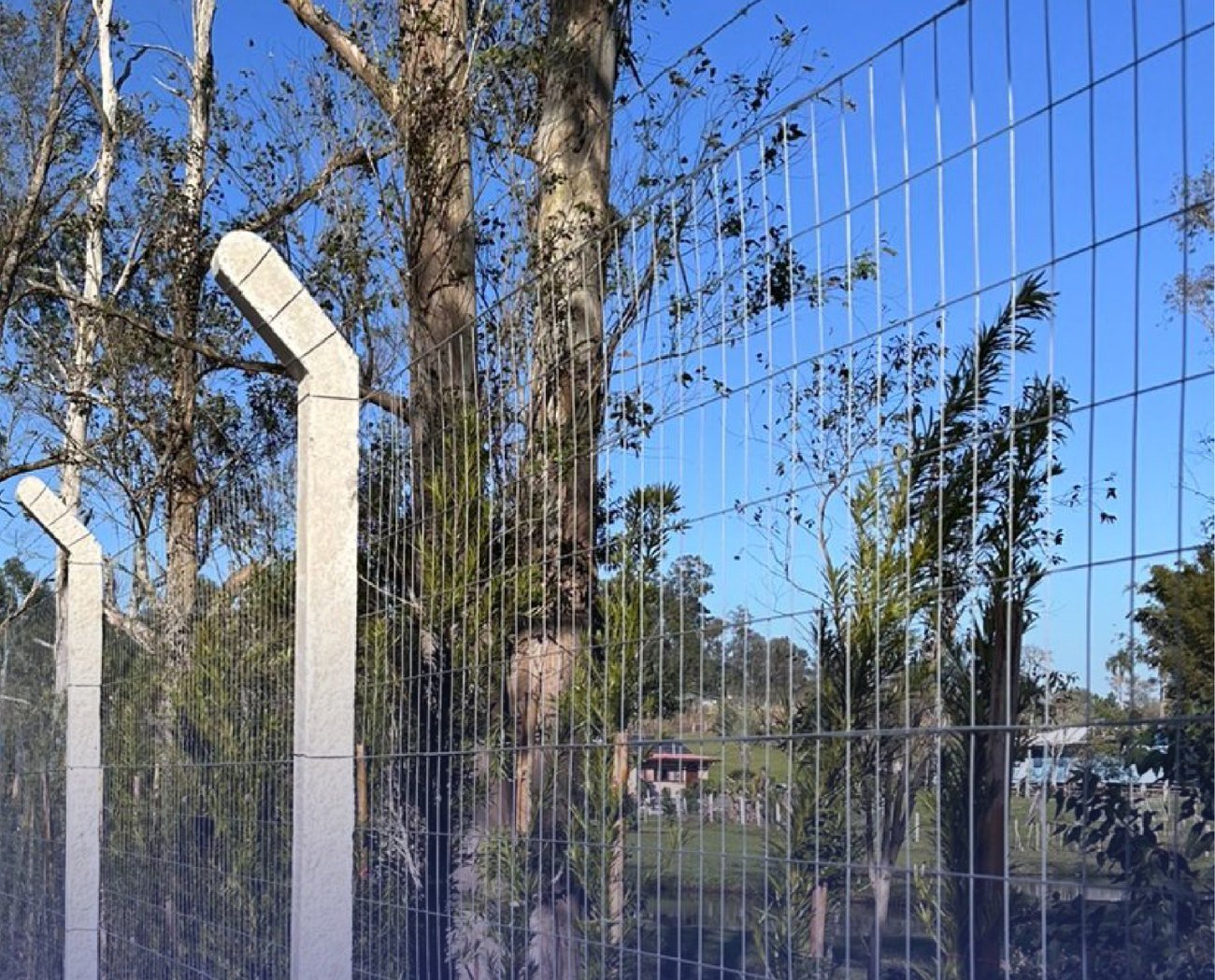 Tela de cercamento instalada em propriedade rural